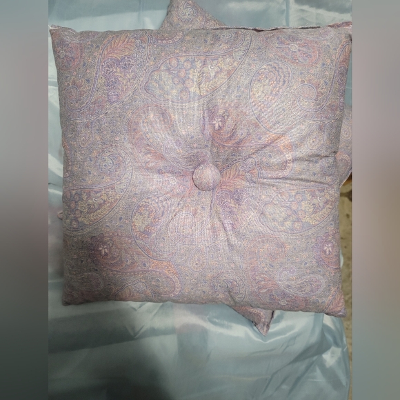 Two lavender paisley throws/sofa pillows - Picture 5 of 7